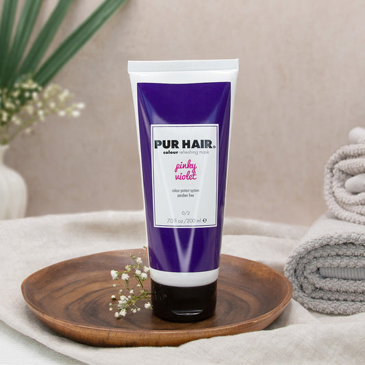 PUR HAIR Colour Refreshing Mask Piky Violet – Farbauffrischungsmaske für pinkes oder violettes Haar in 200 ml Tube, dekorativ auf Holzschale mit Handtuch und Pflanzendeko