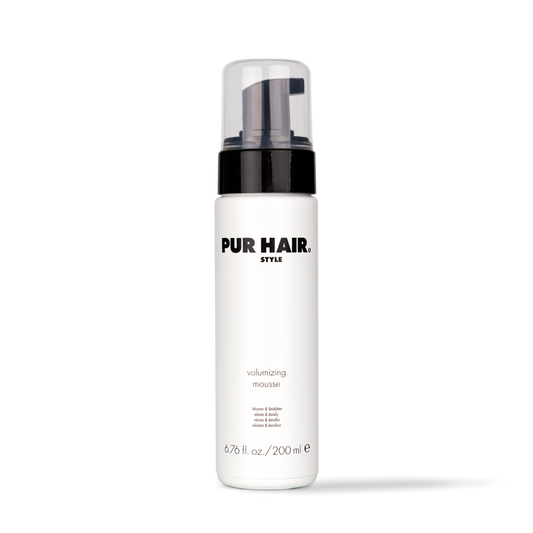 PUR HAIR Volumizing Mousse in weißer Flasche mit schwarzem Dispenser, 200 ml
