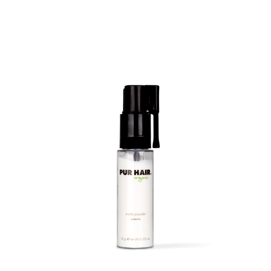 PUR HAIR Organic Matte Powder in transparenter Flasche mit schwarzem Pumpverschluss, 10 g