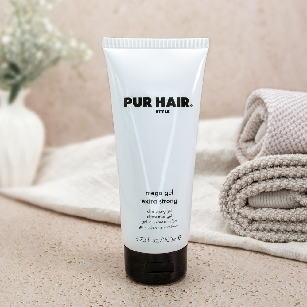 PUR HAIR Style Mega Gel Extra Strong Haarstyling-Gel, 200 ml, dekorativ inszeniert mit Handtuch, Vase und Pflanzen für natürliche Pflege und Styling im Bad