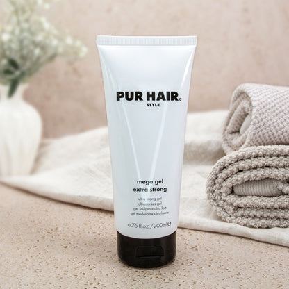PUR HAIR Style Mega Gel Extra Strong Haarstyling-Gel, 200 ml, dekorativ inszeniert mit Handtuch, Vase und Pflanzen für natürliche Pflege und Styling im Bad