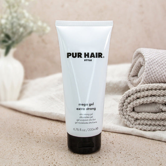 PUR HAIR Style Mega Gel Extra Strong Haarstyling-Gel, 200 ml, dekorativ inszeniert mit Handtuch, Vase und Pflanzen für natürliche Pflege und Styling im Bad