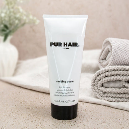 PUR HAIR Style Molding Paste Haarstyling-Paste, 200 ml, dekorativ inszeniert mit Handtuch, Vase und Pflanzen für natürliche Pflege und Styling im Bad