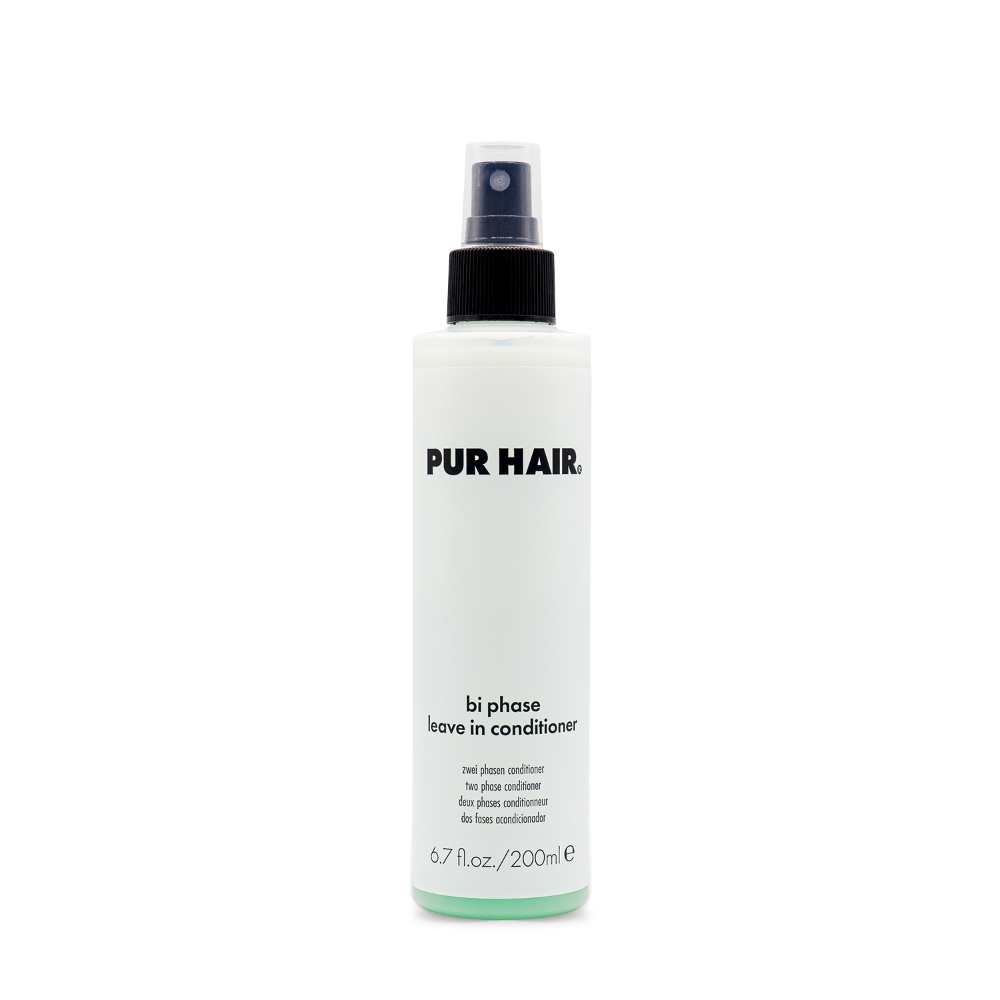 PUR HAIR Bi Phase Leave In Conditioner, 200 ml Flasche in Hellblau mit schwarzem Sprühkopf.