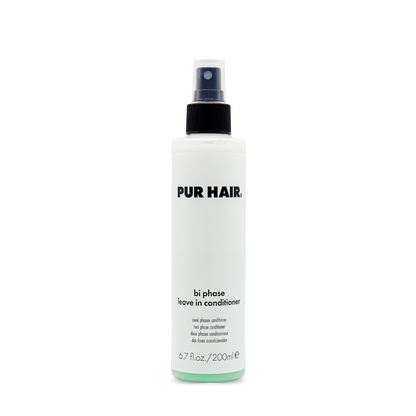 PUR HAIR Bi Phase Leave In Conditioner, 200 ml Flasche in Hellblau mit schwarzem Sprühkopf.