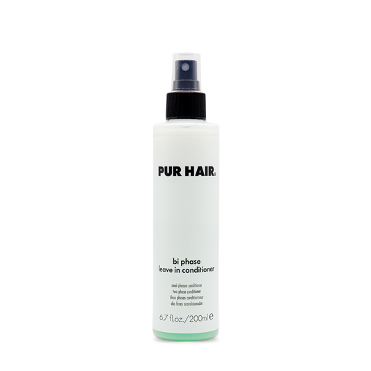 PUR HAIR Bi Phase Leave In Conditioner, 200 ml Flasche in Hellblau mit schwarzem Sprühkopf.