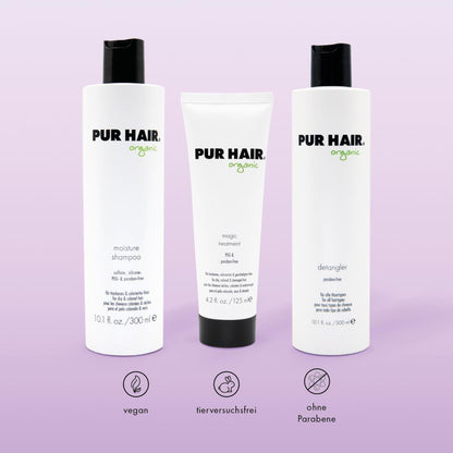 PUR HAIR Organic Haarpflege-Set: Moisture Shampoo, Magic Treatment und Detangler vor violetter Hintergrund. Symbole für vegan, tierversuchsfrei und ohne Parabene.