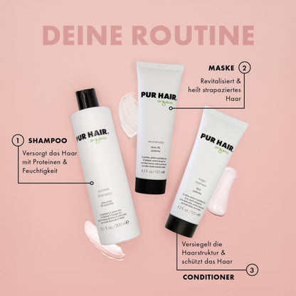 PUR HAIR Organic Haarpflegeroutine mit drei Produkten: Shampoo für Proteine und Feuchtigkeit, Maske zur Revitalisierung und Heilung strapazierten Haars, Conditioner zum Versiegeln der Haarstruktur und Schutz. Präsentiert auf rosa Hintergrund mit Produktbeschriftungen