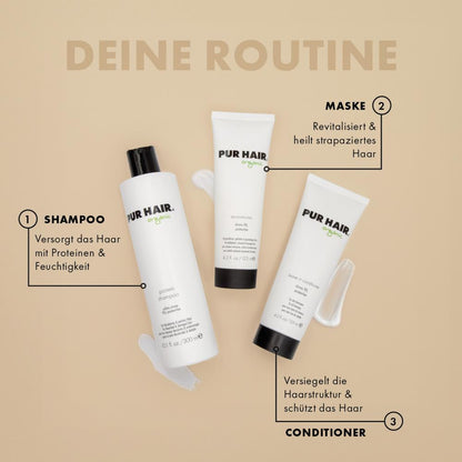 PUR HAIR Organic Haarpflegeroutine mit drei Produkten: Shampoo für Proteine und Feuchtigkeit, Maske zur Revitalisierung und Heilung strapazierten Haars, Conditioner zum Versiegeln der Haarstruktur und Schutz. Präsentiert auf braunen Hintergrund mit Produktbeschriftungen