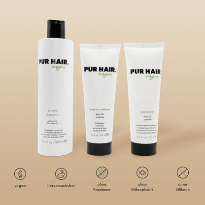 PUR HAIR Organic Haarpflege-Set: Protein Shampoo, Reconstructor und Leave In Conditioner vor braunem Hintergrund. Symbole für vegan, tierversuchsfrei, ohne Parabene, ohne Silikone und ohne Mikroplastik
