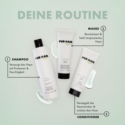 PUR HAIR Organic Haarpflegeroutine mit drei Produkten: Shampoo für Proteine und Feuchtigkeit, Maske zur Revitalisierung und Heilung strapazierten Haars, Conditioner zum Versiegeln der Haarstruktur und Schutz. Präsentiert auf grünem Hintergrund mit Produktbeschriftungen