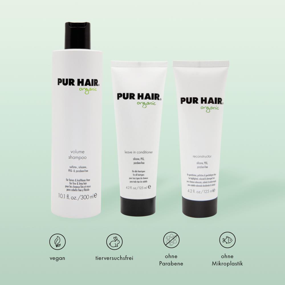 PUR HAIR Organic Haarpflege-Set: Volume Shampoo, Leave In Conditioner und Reconstructor vor grünem Hintergrund. Symbole für vegan, tierversuchsfrei, ohne Parabene, ohne Mikroplastik