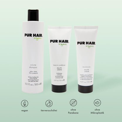 PUR HAIR Organic Haarpflege-Set: Volume Shampoo, Leave In Conditioner und Reconstructor vor grünem Hintergrund. Symbole für vegan, tierversuchsfrei, ohne Parabene, ohne Mikroplastik