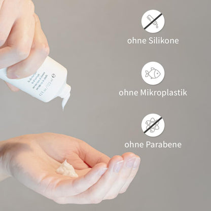 Hand drückt weißen Leave-in Conditioner aus Tube in die Handfläche, daneben Symbole: ohne Silikone, ohne Mikroplastik, ohne Parabene