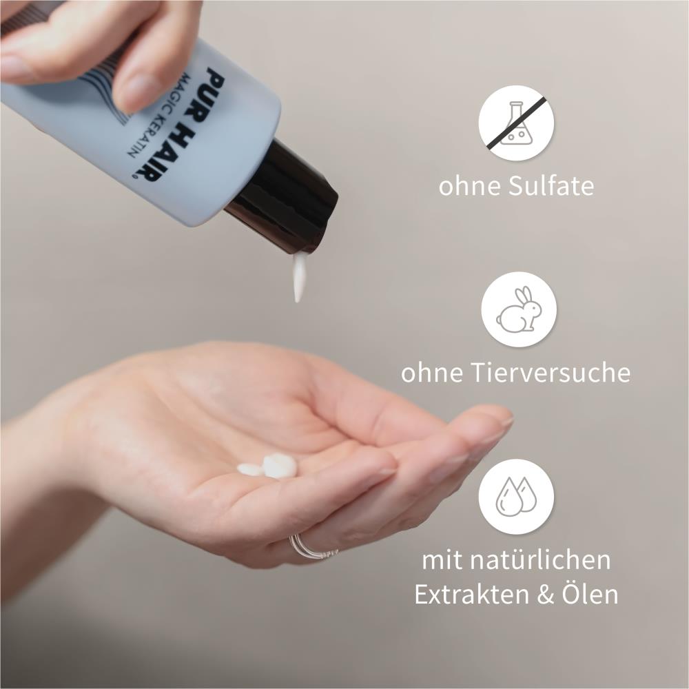 Hand drückt weißes Shampoo aus PUR HAIR Magic Keratin Flasche, Produktmerkmale: ohne Sulfate, ohne Tierversuche mit natürlichen Extrakten & Ölen