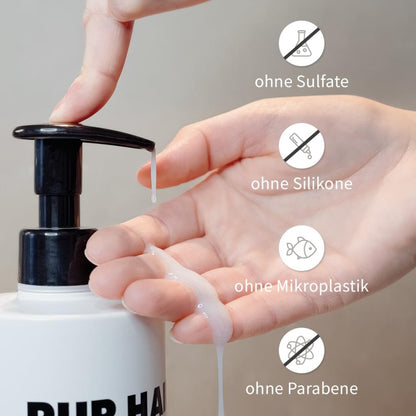 Finger drückt weißes Moisture Shampoo aus der Flasche in die Handfläche, daneben Symbole: ohne Sulfate, ohne Silikone, ohne Mikroplastik, ohne Parabene.
