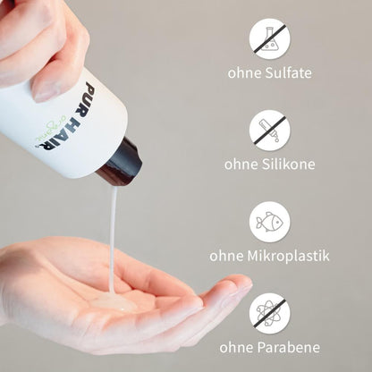 Hand drückt weißes Moisture Shampoo aus der Flasche in die Handfläche, daneben Symbole: ohne Sulfate, ohne Silikone, ohne Mikroplastik, ohne Parabene