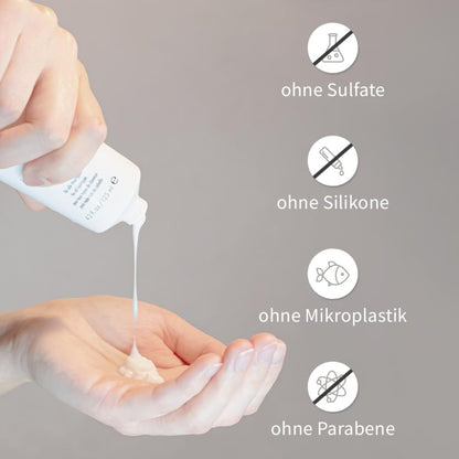 Hand drückt weißes Moisture Treatment aus der Tube in die Handfläche, daneben Symbole: ohne Sulfate, ohne Silikone, ohne Mikroplastik, ohne Parabene