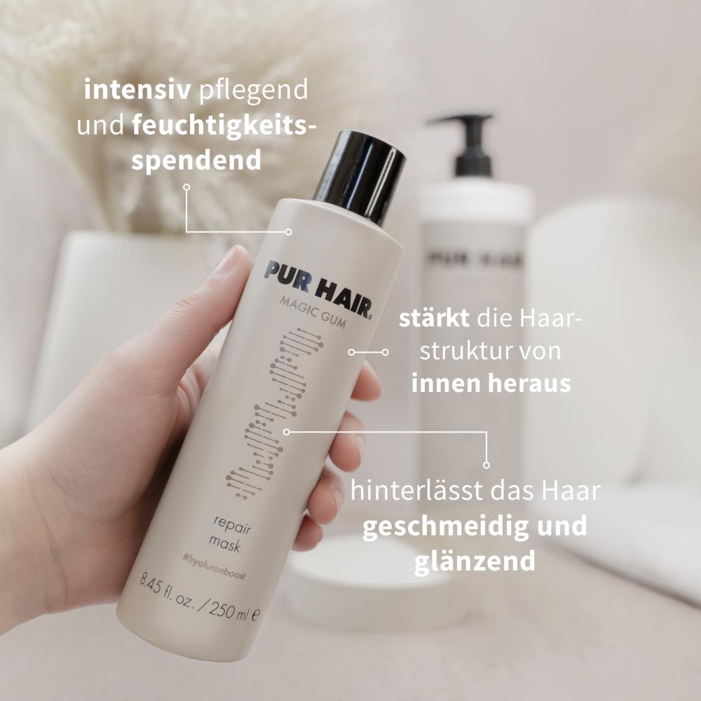 Hand hält PUR HAIR Magic Gum Repair Mask & Conditioner, 300 ml Flasche, daneben eingeblendete Vorteile: spendet Feuchtigkeit, revitalisiert die Haarstruktur, hinterlässt das Haar geschmeidig und glänzend