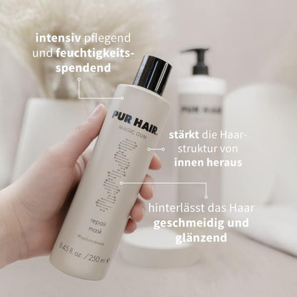 Hand hält PUR HAIR Magic Gum Repair Mask & Conditioner, 300 ml Flasche, daneben eingeblendete Vorteile: spendet Feuchtigkeit, revitalisiert die Haarstruktur, hinterlässt das Haar geschmeidig und glänzend