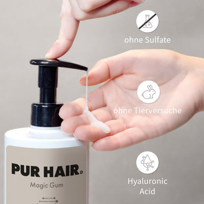 Finger pumpt PUR HAIR Magic Gum Repair Shampoo aus der Flasche in die Handfläche, daneben Symbole: ohne Sulfate, ohne Tierversuche, mit Hyaluronsäure