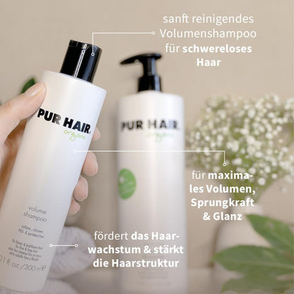 Hand hält PUR HAIR Organic Volume Shampoo, 300 ml Flasche, daneben eingeblendete Vorteile: sanft reinigend für schwereloses Haar, maximales Volumen & Sprungkraft, stärkt die Haarstruktur