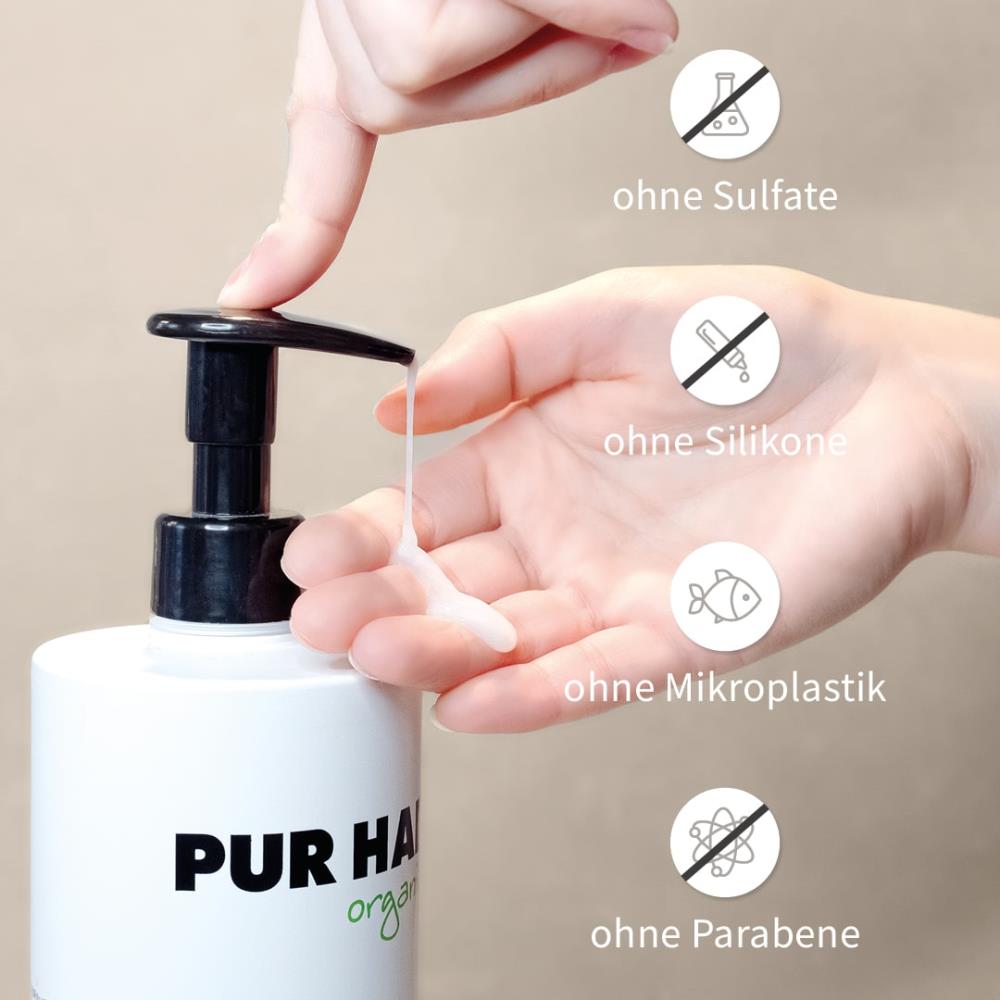 Nahaufnahme einer Hand, die PUR HAIR Organic Volume Shampoo aus einer 1000 ml Flasche entnimmt. Rechts im Bild Symbole mit Text: ohne Sulfate, ohne Silikone, ohne Mikroplastik, ohne Parabene